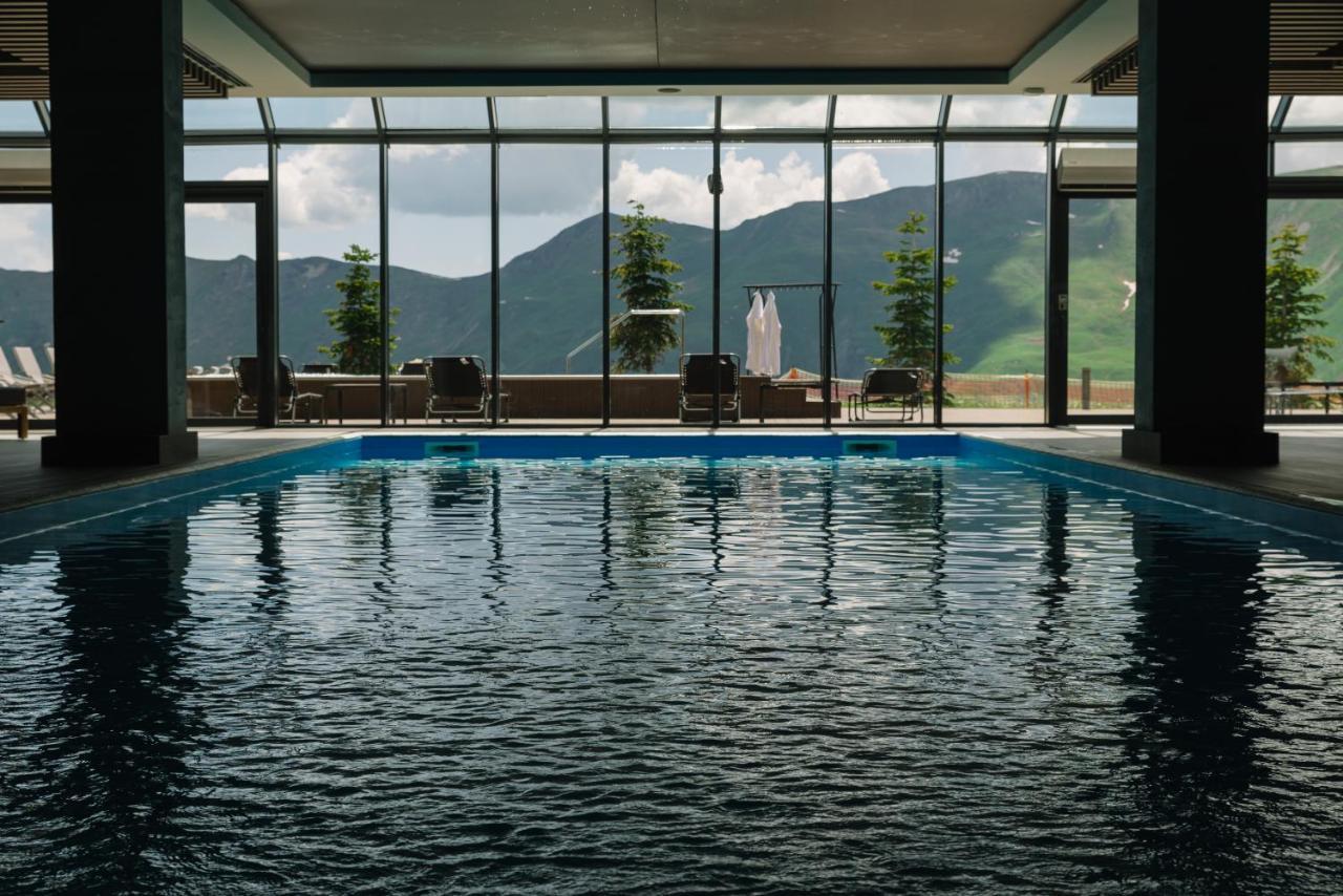Gudauri Lodge Dış mekan fotoğraf The swimming pool at the Hotel Axelmannstein