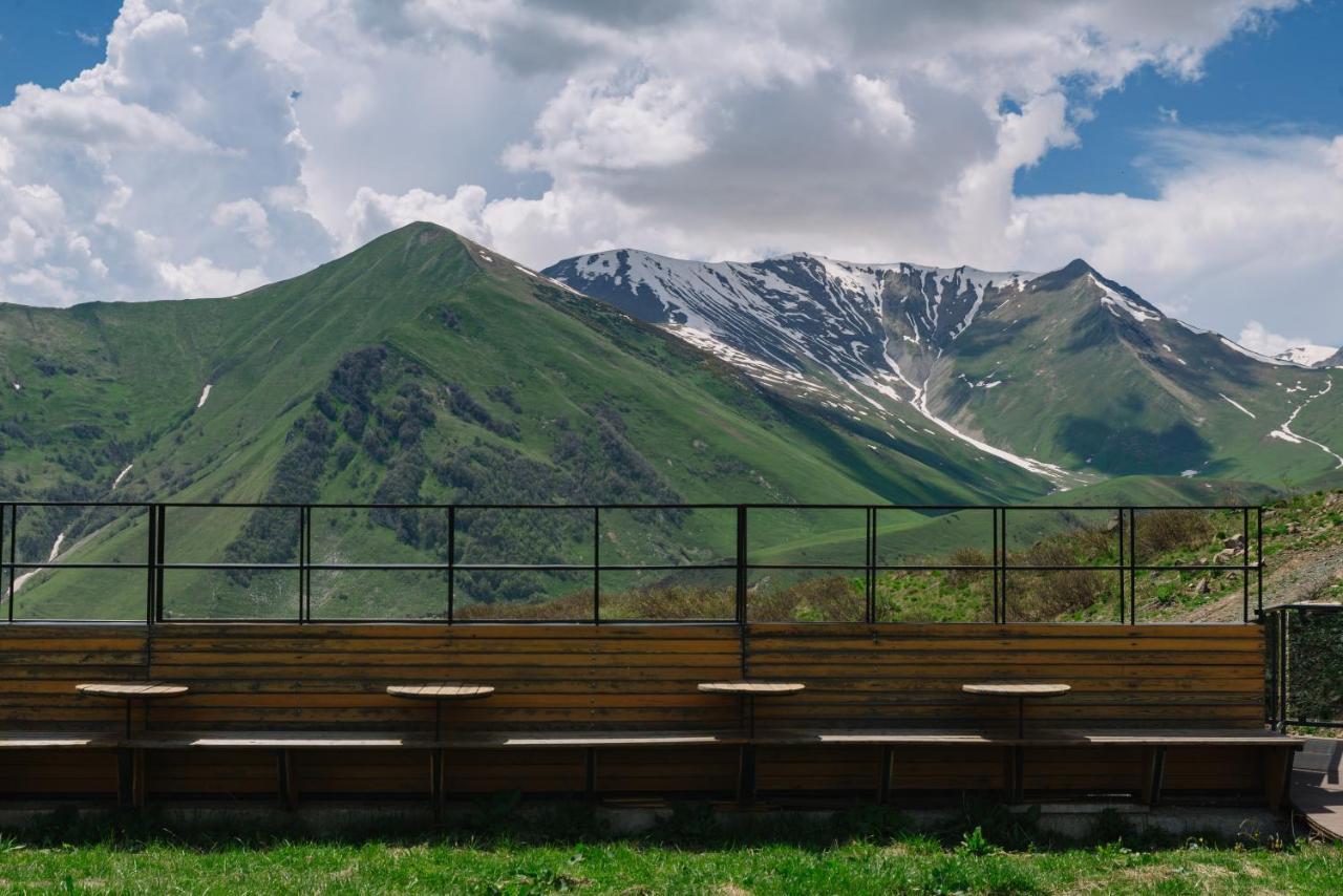 Gudauri Lodge Dış mekan fotoğraf The mountain range of the Albanian Alps